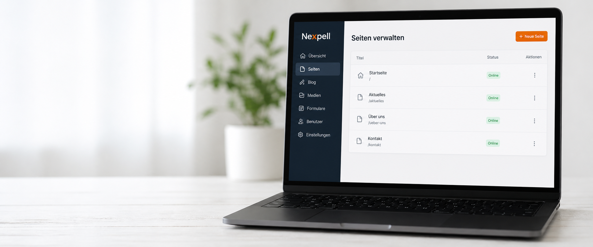 Laptop mit der Seitenverwaltung von Nexpell auf einem hellen Schreibtisch